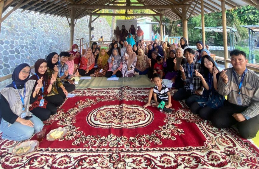 Dalam Rangka Mendukung Ketahanan Pangan dan Pengelolaan Limbah Rumah Tangga, KKN Universitas Tidar Ajak Ibu-Ibu Terapkan Urban Farming dan Komposter Galon