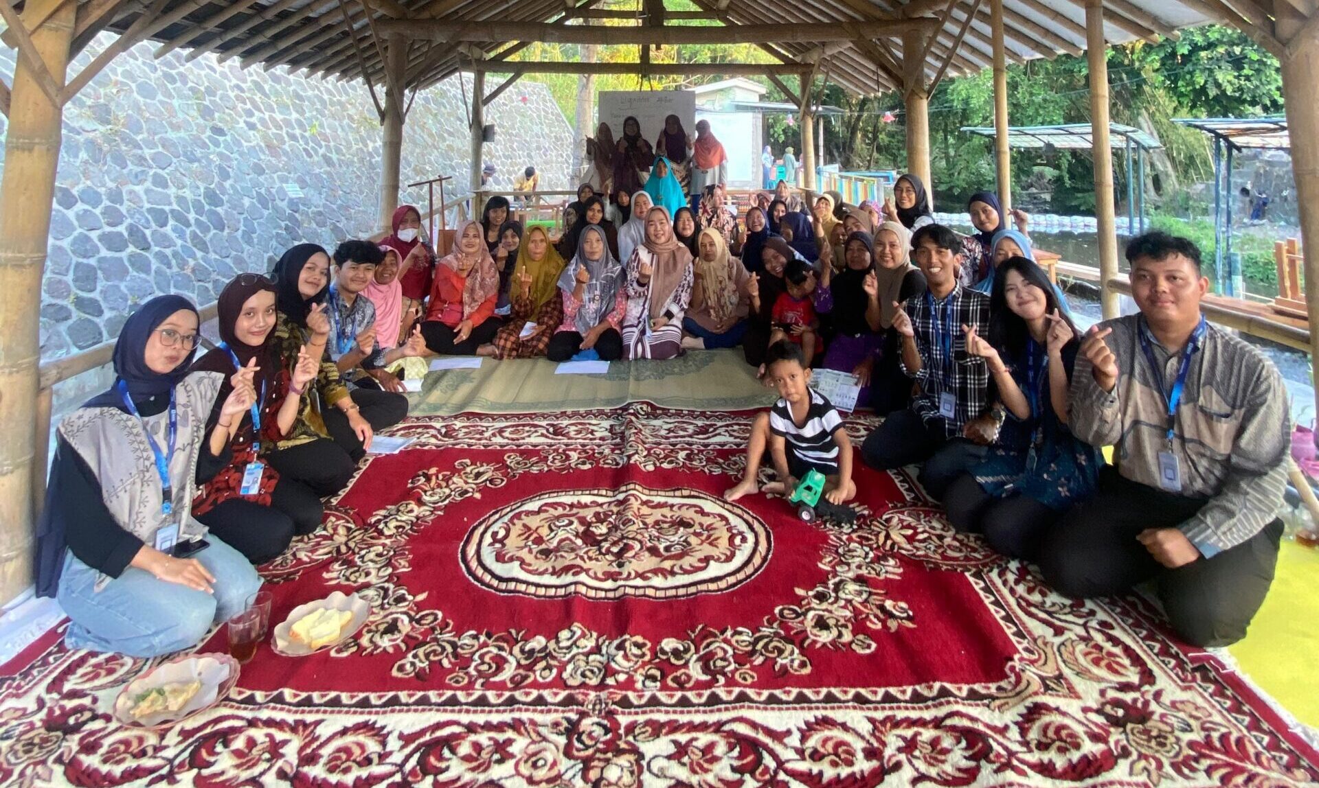 Dalam Rangka Mendukung Ketahanan Pangan dan Pengelolaan Limbah Rumah Tangga, KKN Universitas Tidar Ajak Ibu-Ibu Terapkan Urban Farming dan Komposter Galon